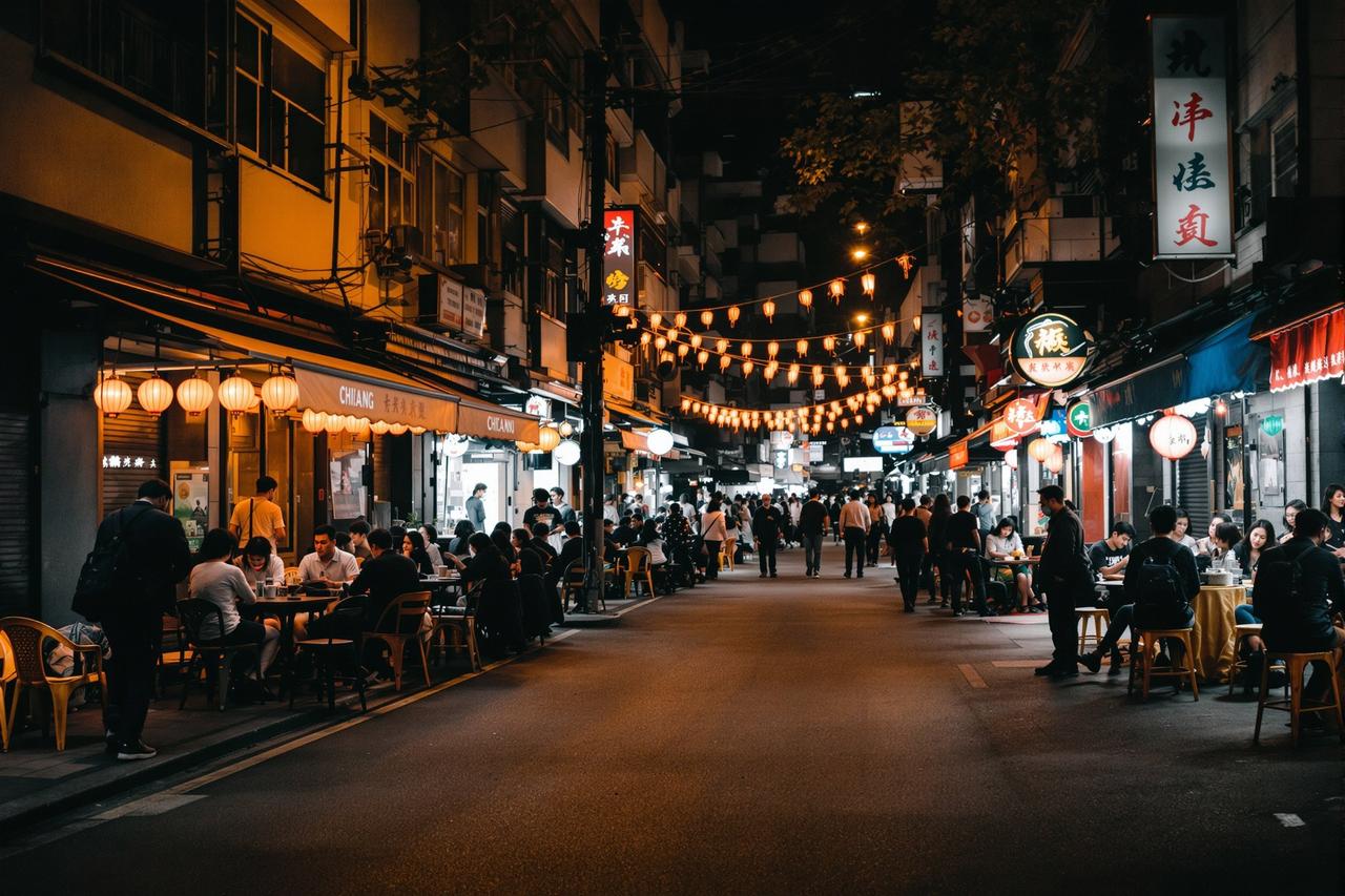 某城市深夜突发5.2级地震,当地居民深夜被震醒纷纷跑出家门 - 黑料官网 某城市深夜突发5.2级地震居民街头避险的社会新闻配图